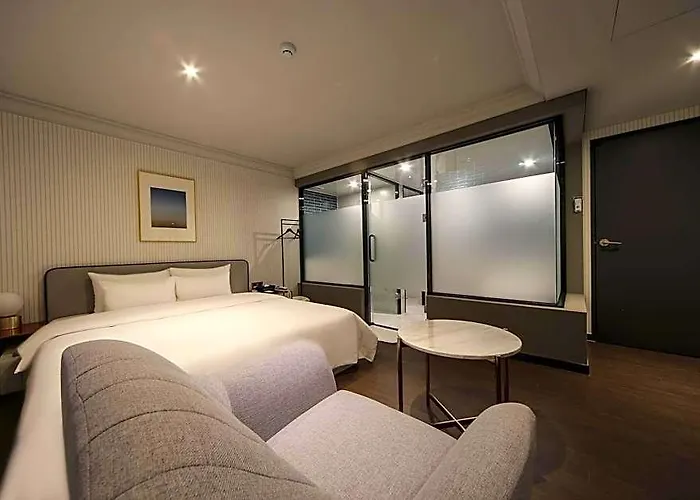 Brown-dot Hadan Hotel 2*
