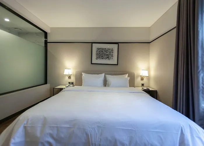 Hotel Brown-dot Hadan