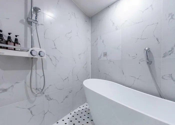 Brown-dot Hadan Hotel 2*