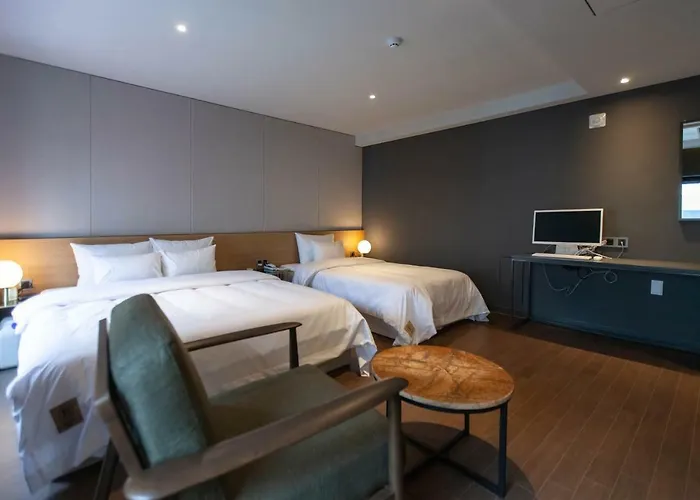 Hotel Brown-dot Hadan